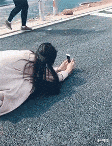  妹子挑战无表情吃柠檬