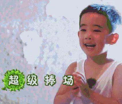  小公告太美辣拿着魔法杖走路带花,这简直是仙女本仙
