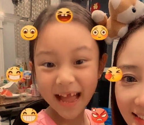  李小璐晒与女儿合照,甜馨模仿表情包惟妙惟肖,网友基因强大