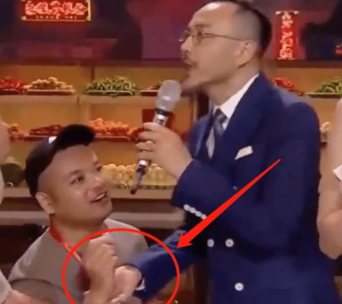  热巴活动现场被人求婚,汪涵握住男生的手,我却关注大张伟的反应