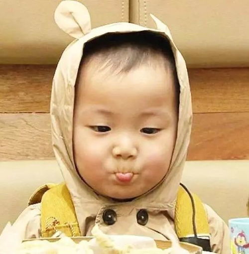  现在当妈也太难了吧为防熊孩子,妈妈每天背10多公斤的包上下班
