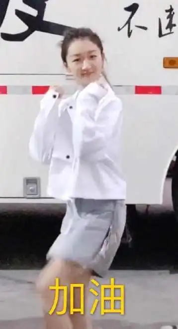 新晋舞王上线周冬雨跳广场舞变表情包呆萌可爱  新晋舞王上线周冬雨跳广场舞变表情包呆萌可爱