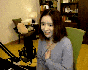  搞笑趣图前面有妹纸,妹纸手里有吃的,包围着她