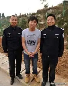  明星与警察的合影,黄渤像犯了错,王菲尴尬,薛之谦像大哥