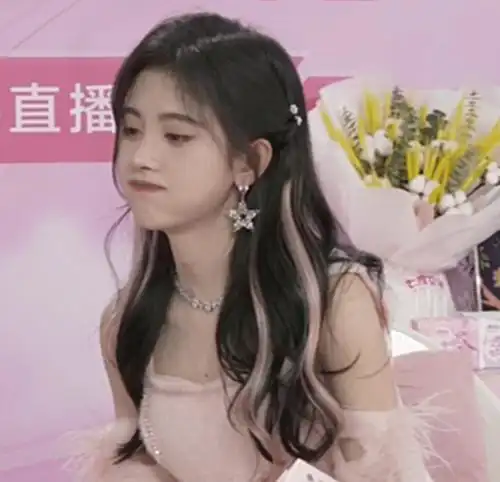  鞠婧祎参加活动,做大笑表情五官也没崩,是不是天然脸一目了然