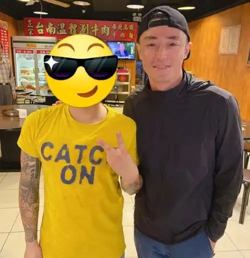  吵架风波后,霍建华现身牛肉店热情合影美女店长,承诺以后常来