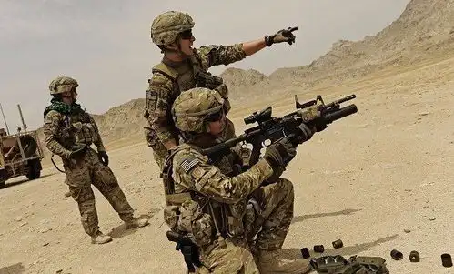  美国大兵打仗为什么都要戴手套能空手接白刃,连抓煤球都不怕