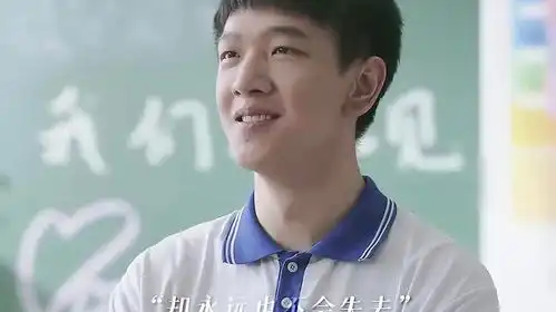 毕业典礼花式整活毕业季来临,同学们的显眼包属性大爆发,毕业典礼上cos派大星哈士奇的穿汉服登场...