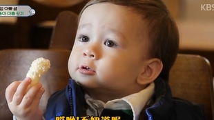  只能被爸爸抱着玩弹簧木马的奶威现在自己一个人玩得很好的120