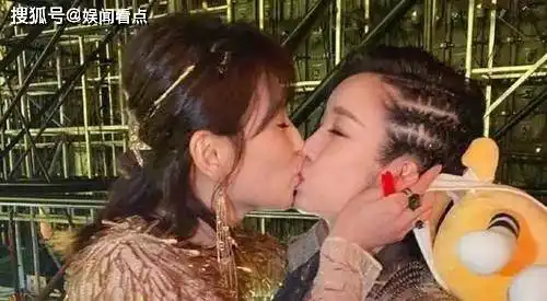 她俩庆生再次上演嘴对嘴亲亲能接受吗