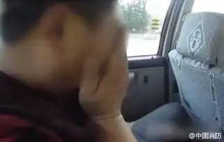  山东壮汉用假驾照被抓嚎哭跪地求警察原谅