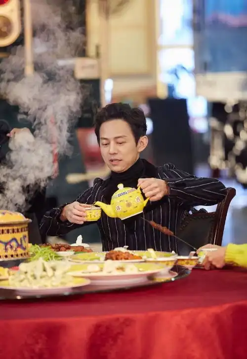  撒贝宁西装配领结,穿出上流感,何炅穿高领毛衣腹有诗书气自华