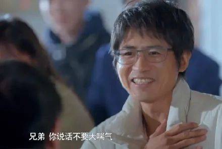  翔安大道惊现神广告竟然直接挂在监控头上到底是谁给它的勇气