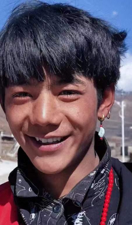  网红丁真首次出席上海时装周,穿橘色藏袍太帅气,表现大方受称赞