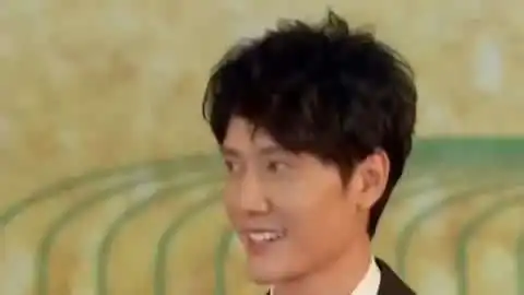  表情冯绍峰谈婚后生活被问到害羞,赵丽颖一个表情回应表情