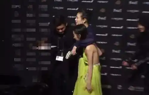 周冬雨因为热才选露背装出席金马和马思纯果然姐妹情深 周冬雨因为热才选露背装出席金马和马思纯果然姐妹情深