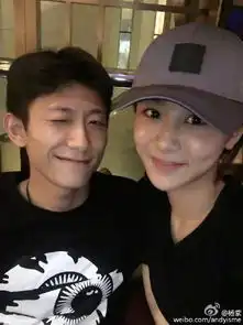  张一山杨紫表情搞怪发自拍家有儿女既视感