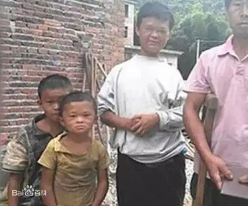  当年爆红的小马云,今百万豪车接送,美女喂饭,现在胖若两人