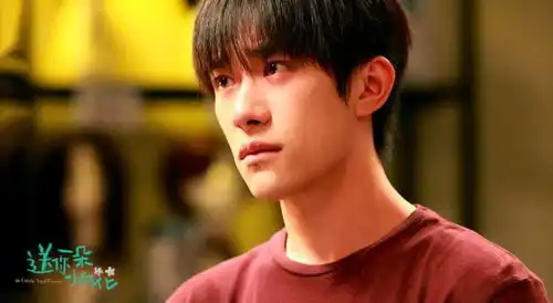 易烊千玺会偷偷去看自己的电影,看观众们最真实的反应 易烊千玺会偷偷去看自己的电影,看观众们最真实的反应