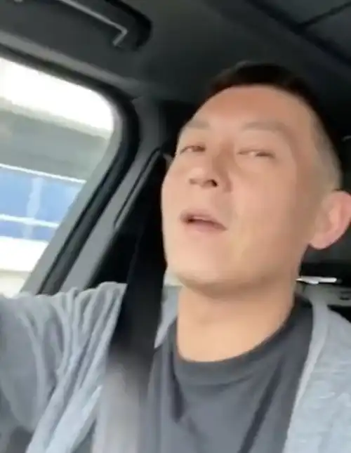  陈冠希父女接机秦舒培时玩直播,女儿大秀中文,活泼好动变表情包