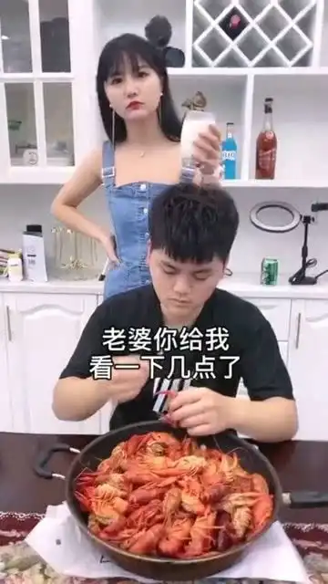  这个当女儿的实在是太坑爹了,看到当爹的这个表情,应该是被气的不行了吧