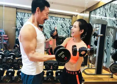  李若彤农村田地里挖红薯手沾泥巴不嫌脏,牵黄牛喂食表情可爱