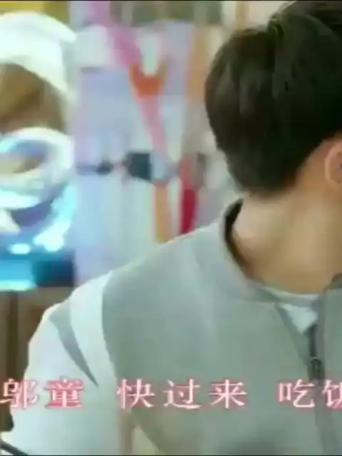  王俊凯偷吃榴莲,表情酸爽至极发誓再也不吃了