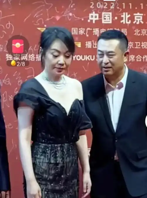  闫妮张嘉译同台,张嘉译想跟她互动一下,闫妮直接甩脸表情嫌弃