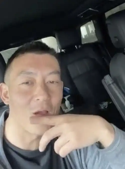  陈冠希父女直播互动有趣alaia超活泼变表情包