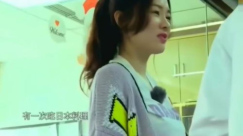  霍思燕吃得太饱卡住了,嗯哼小表情真是太可爱了