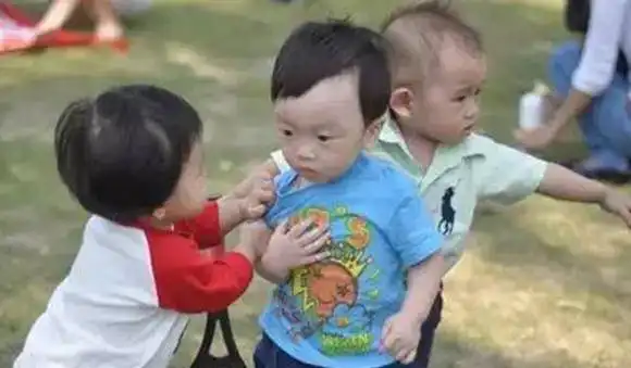  宝宝被推一下就是受欺负了其实孩子没有你想的那样脆弱,太小心反而是禁锢
