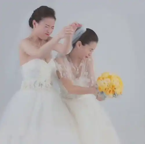  baby倪妮低胸婚纱抢捧花gif动图表情夸张搞笑