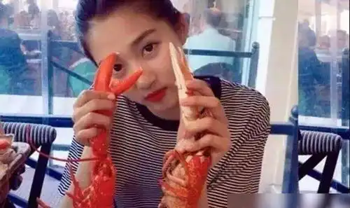  关晓彤嗨吃龙虾,却被桌上残渣出卖,网友怒了你当我们傻
