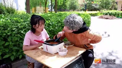  自助超辣火锅汤仅限老人,不料美女假扮老人,老板的表情太逗了