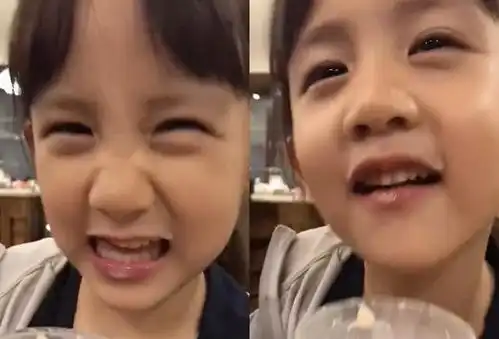  孙莉晒小女儿喝多多做的奶茶,妹妹如戏精上身,一脸陶醉直呼好喝