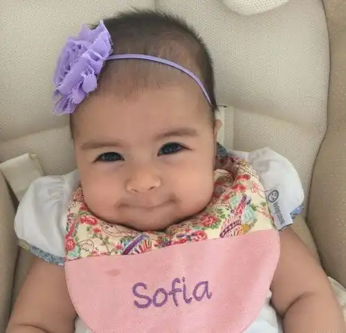  梁咏琪陪女儿做面包迎新年,网友被歌手事业耽误的面包师