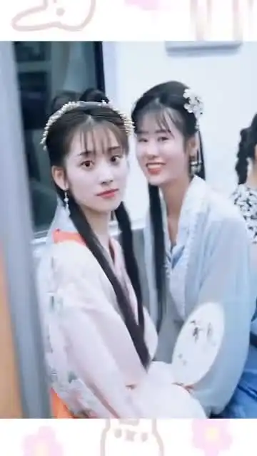  汉服姐妹乘地铁游玩,当她们回过头那一刻,我都看呆了