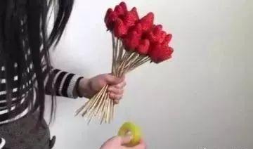  浪漫的节日,又送玫瑰花还是一束草莓花