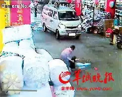 两车先后碾压2岁女童10余路人见死不救 两车先后碾压2岁女童10余路人见死不救