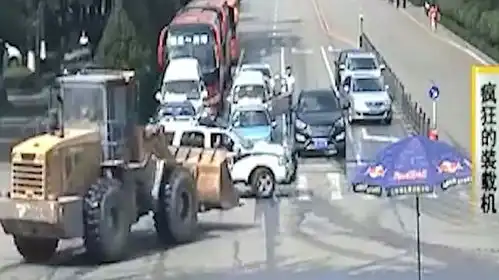 装载机杀伤力有多大追赶警车见人就碾,致闹市1人死亡20人受伤 装载机杀伤力有多大追赶警车见人就碾,致闹市1人死亡20人受伤