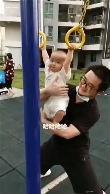  爸爸带娃活着就好爸爸带孩子去公园锻炼身体,最后表情变化太尴尬
