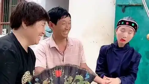  儿媳妇跑来跟公公算卦,表情动作拿捏得很到位,逗得公婆开怀大笑