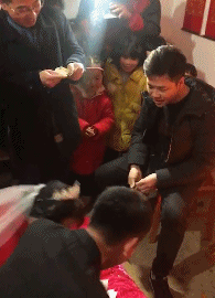  搞笑gif这样玩才有意思,老哥你是想让今晚办不成事吗