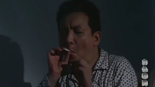  白色毒网从不抽烟的丈夫大半夜要抽烟,老婆看到他的表情就慌了