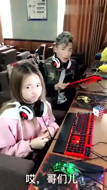  网管朵儿和哥哥联手套路妈妈吃西瓜比赛