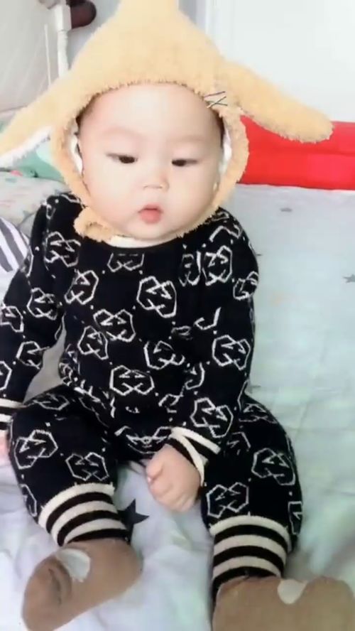  熊孩子刚起床就营业,心情有点不美丽,看他一脸不悦的表情