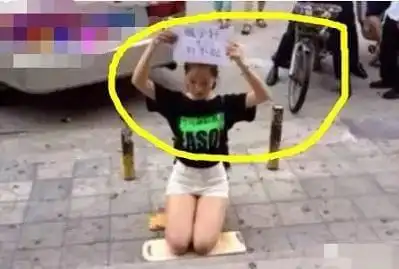  女大学生向男友下跪求原谅,男友躲着不见她
