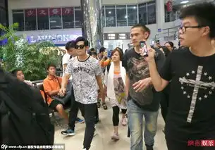  周杰伦遭女粉丝紧追狂拍面无表情