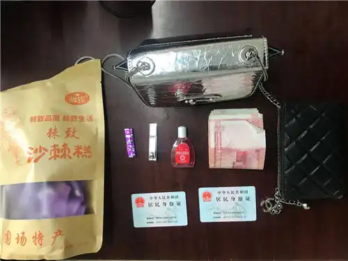  粗心女子误将包包扔进垃圾桶高速交警围场大队民警帮寻回