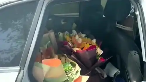  毕业典礼,爸妈开车给一寝室的女孩送花,让外地的孩子不用伤心